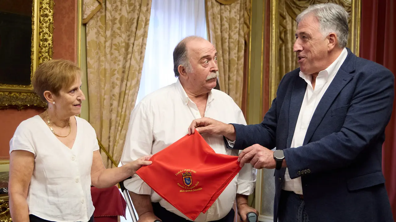 Acto de entrega del Pañuelo de Pamplona 2025 concedido a título póstumo a Mari Ganuza Senosiáin y que ha recogido su familia. IÑIGO ALZUGARAY