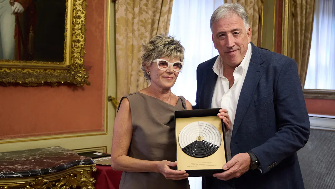 Acto de entrega del Pañuelo de Pamplona 2025 concedido a título póstumo a Mari Ganuza Senosiáin y que ha recogido su familia. IÑIGO ALZUGARAY