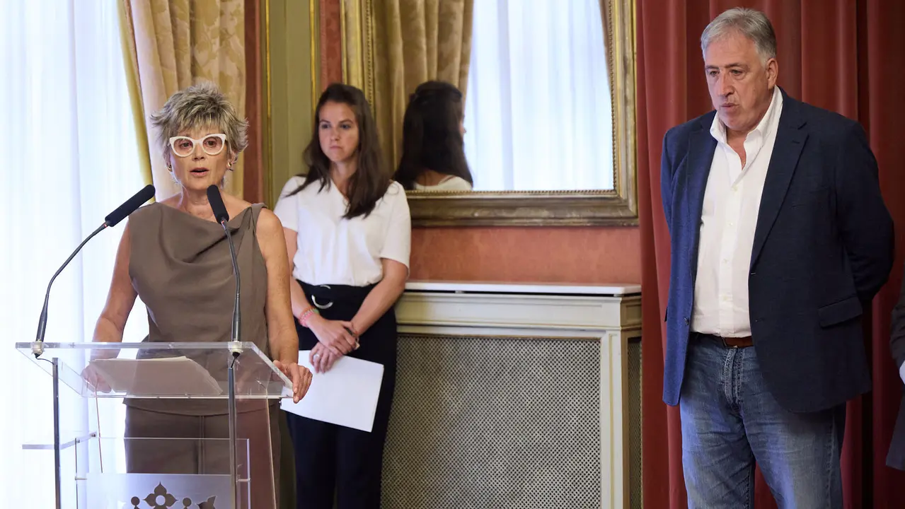 Acto de entrega del Pañuelo de Pamplona 2025 concedido a título póstumo a Mari Ganuza Senosiáin y que ha recogido su familia. IÑIGO ALZUGARAY
