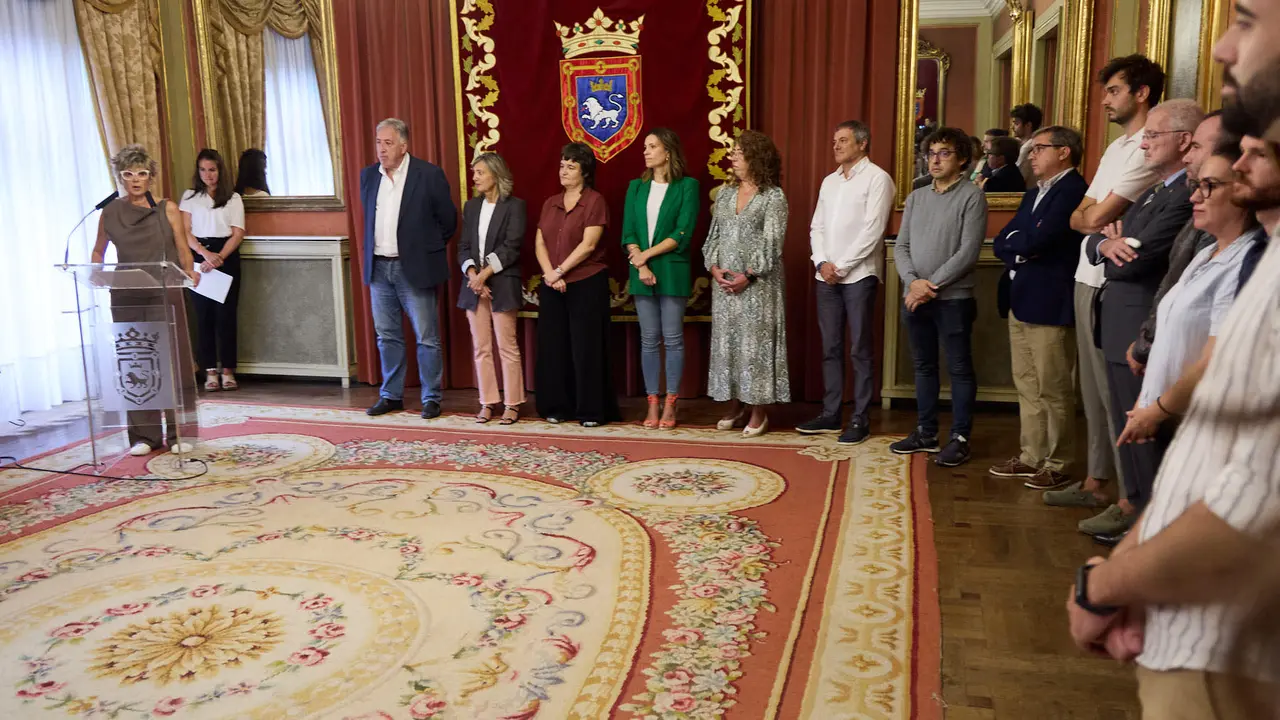 Acto de entrega del Pañuelo de Pamplona 2025 concedido a título póstumo a Mari Ganuza Senosiáin y que ha recogido su familia. IÑIGO ALZUGARAY