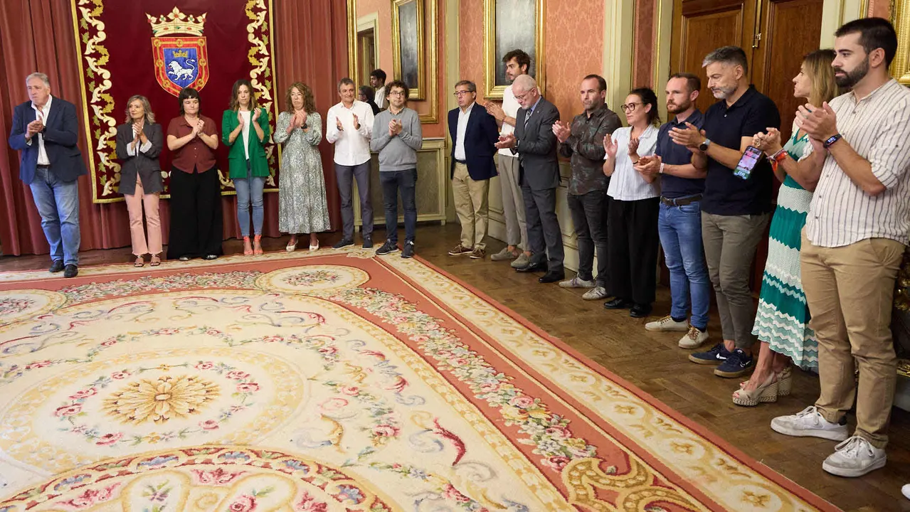 Acto de entrega del Pañuelo de Pamplona 2025 concedido a título póstumo a Mari Ganuza Senosiáin y que ha recogido su familia. IÑIGO ALZUGARAY