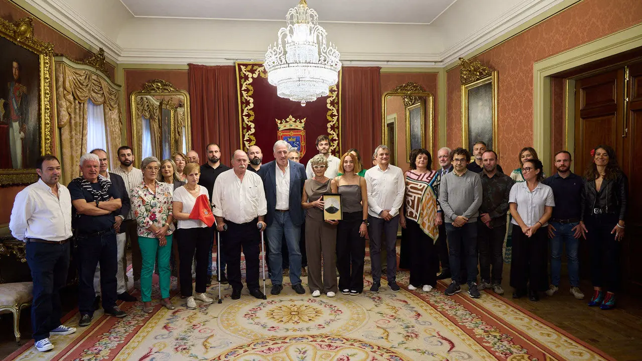 Acto de entrega del Pañuelo de Pamplona 2025 concedido a título póstumo a Mari Ganuza Senosiáin y que ha recogido su familia. IÑIGO ALZUGARAY