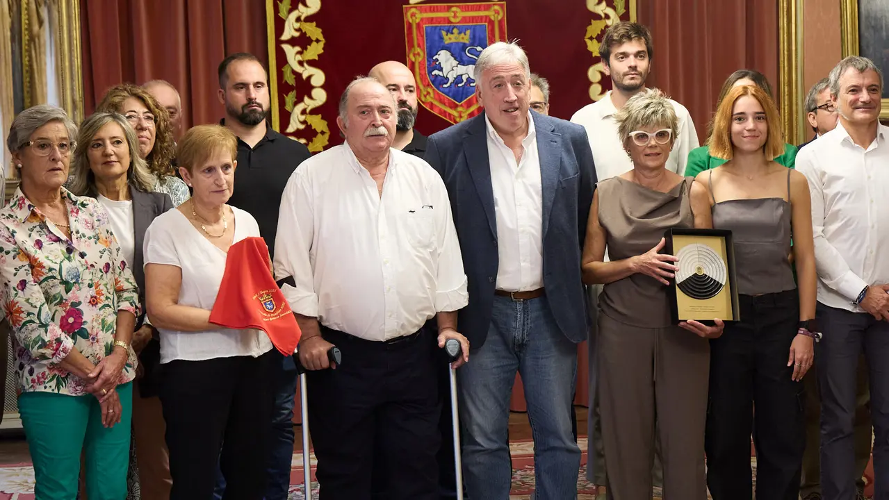 Acto de entrega del Pañuelo de Pamplona 2025 concedido a título póstumo a Mari Ganuza Senosiáin y que ha recogido su familia. IÑIGO ALZUGARAY