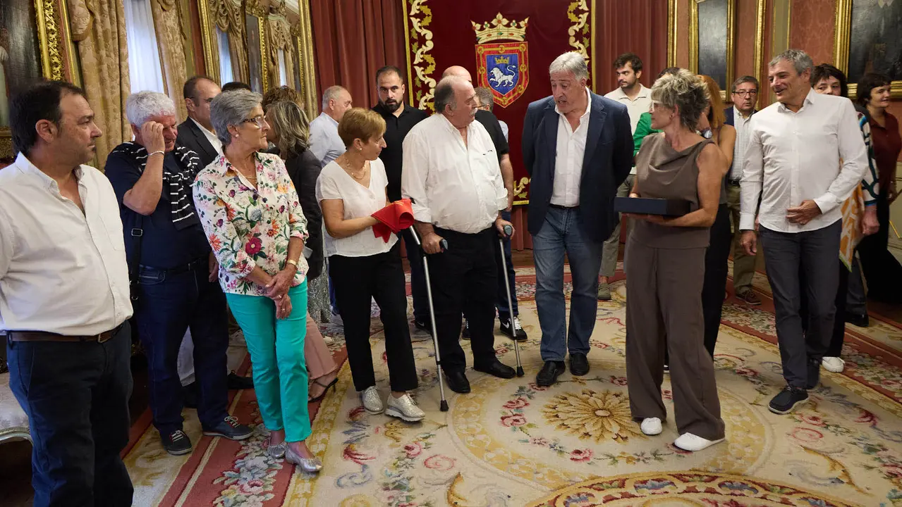 Acto de entrega del Pañuelo de Pamplona 2025 concedido a título póstumo a Mari Ganuza Senosiáin y que ha recogido su familia. IÑIGO ALZUGARAY