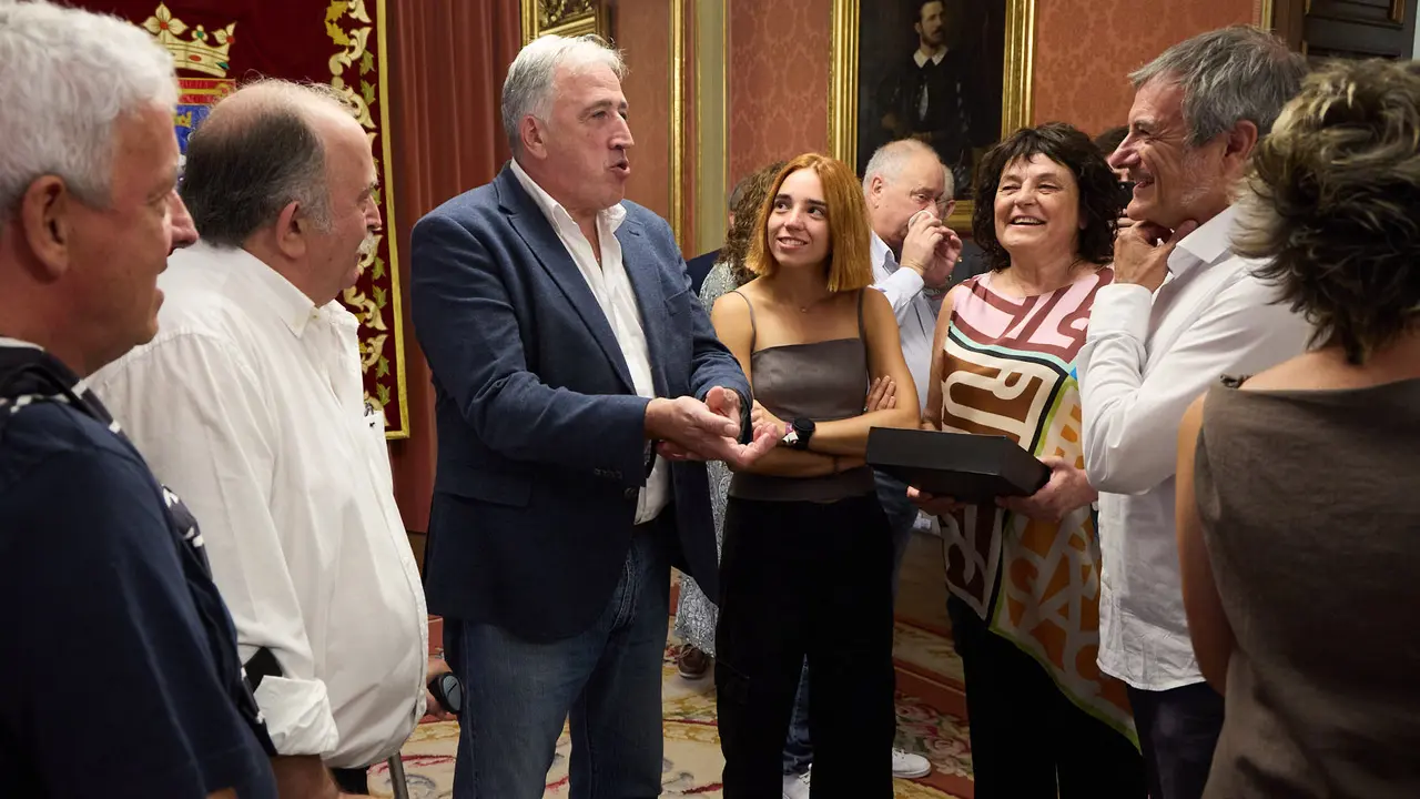 Acto de entrega del Pañuelo de Pamplona 2025 concedido a título póstumo a Mari Ganuza Senosiáin y que ha recogido su familia. IÑIGO ALZUGARAY