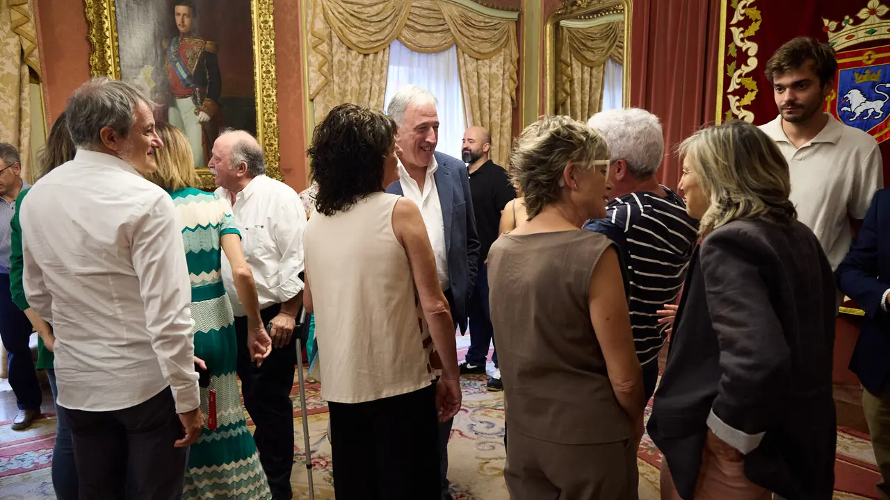 Acto de entrega del Pañuelo de Pamplona 2025 concedido a título póstumo a Mari Ganuza Senosiáin y que ha recogido su familia. IÑIGO ALZUGARAY