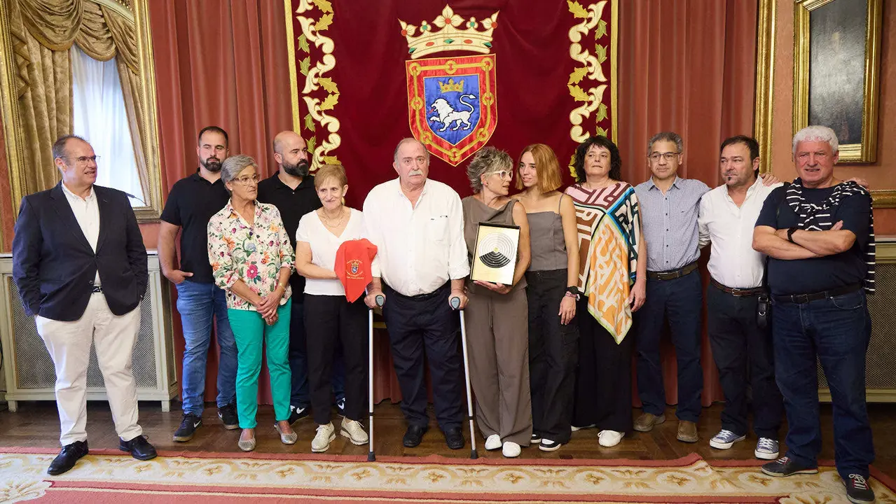 Acto de entrega del Pañuelo de Pamplona 2025 concedido a título póstumo a Mari Ganuza Senosiáin y que ha recogido su familia. IÑIGO ALZUGARAY