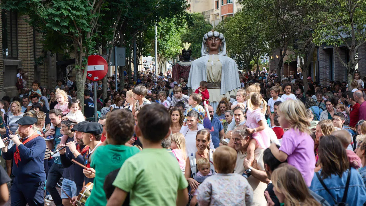 La Comparsa de Gigantes y Cabezudos acompaña a la Corporación municipal hacia la Catedral para celebrar el Privilegio de la Unión de Pamplona. IÑIGO ALZUGARAY