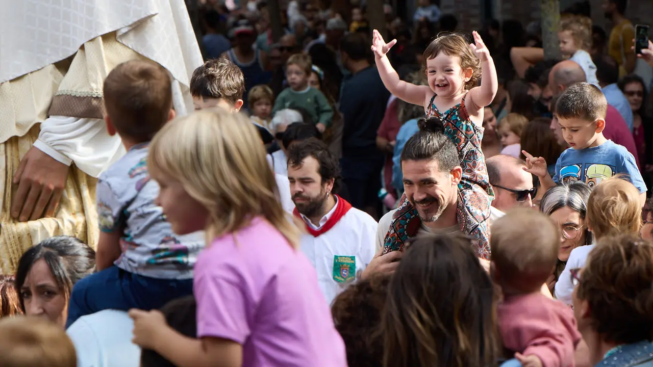 La Comparsa de Gigantes y Cabezudos acompaña a la Corporación municipal hacia la Catedral para celebrar el Privilegio de la Unión de Pamplona. IÑIGO ALZUGARAY