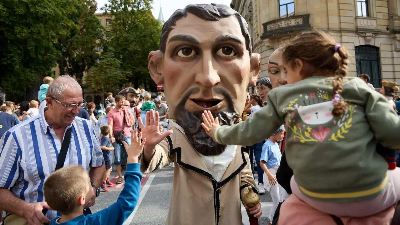 La Comparsa de Gigantes y Cabezudos acompaña a la Corporación municipal hacia la Catedral para celebrar el Privilegio de la Unión de Pamplona. IÑIGO ALZUGARAY