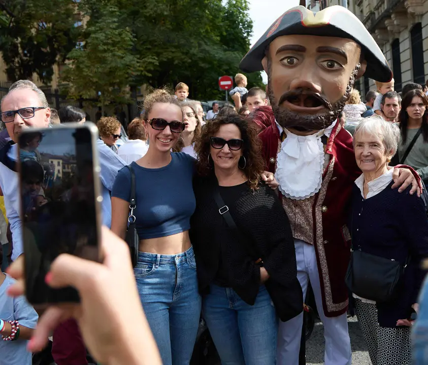 La Comparsa de Gigantes y Cabezudos acompaña a la Corporación municipal hacia la Catedral para celebrar el Privilegio de la Unión de Pamplona. IÑIGO ALZUGARAY
