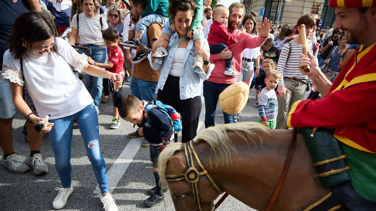 La Comparsa de Gigantes y Cabezudos acompaña a la Corporación municipal hacia la Catedral para celebrar el Privilegio de la Unión de Pamplona. IÑIGO ALZUGARAY