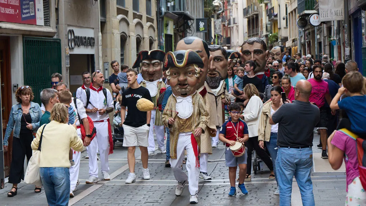 La Comparsa de Gigantes y Cabezudos acompaña a la Corporación municipal hacia la Catedral para celebrar el Privilegio de la Unión de Pamplona. IÑIGO ALZUGARAY