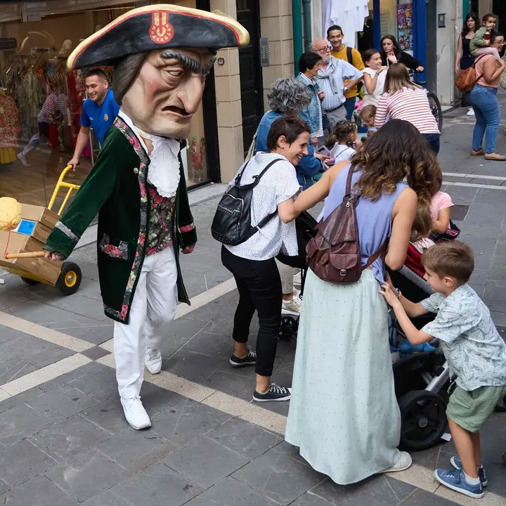 La Comparsa de Gigantes y Cabezudos acompaña a la Corporación municipal hacia la Catedral para celebrar el Privilegio de la Unión de Pamplona. IÑIGO ALZUGARAY