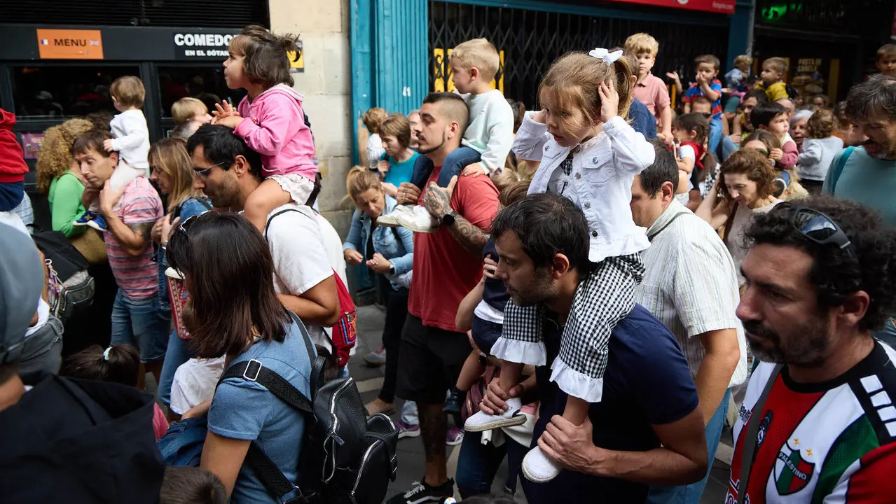 La Comparsa de Gigantes y Cabezudos acompaña a la Corporación municipal hacia la Catedral para celebrar el Privilegio de la Unión de Pamplona. IÑIGO ALZUGARAY