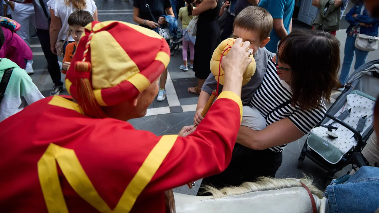 La Comparsa de Gigantes y Cabezudos acompaña a la Corporación municipal hacia la Catedral para celebrar el Privilegio de la Unión de Pamplona. IÑIGO ALZUGARAY