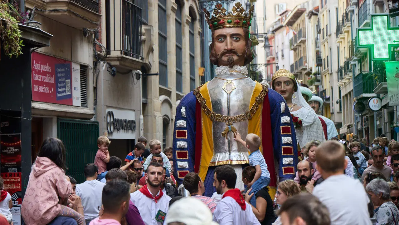 La Comparsa de Gigantes y Cabezudos acompaña a la Corporación municipal hacia la Catedral para celebrar el Privilegio de la Unión de Pamplona. IÑIGO ALZUGARAY