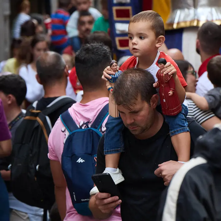 La Comparsa de Gigantes y Cabezudos acompaña a la Corporación municipal hacia la Catedral para celebrar el Privilegio de la Unión de Pamplona. IÑIGO ALZUGARAY