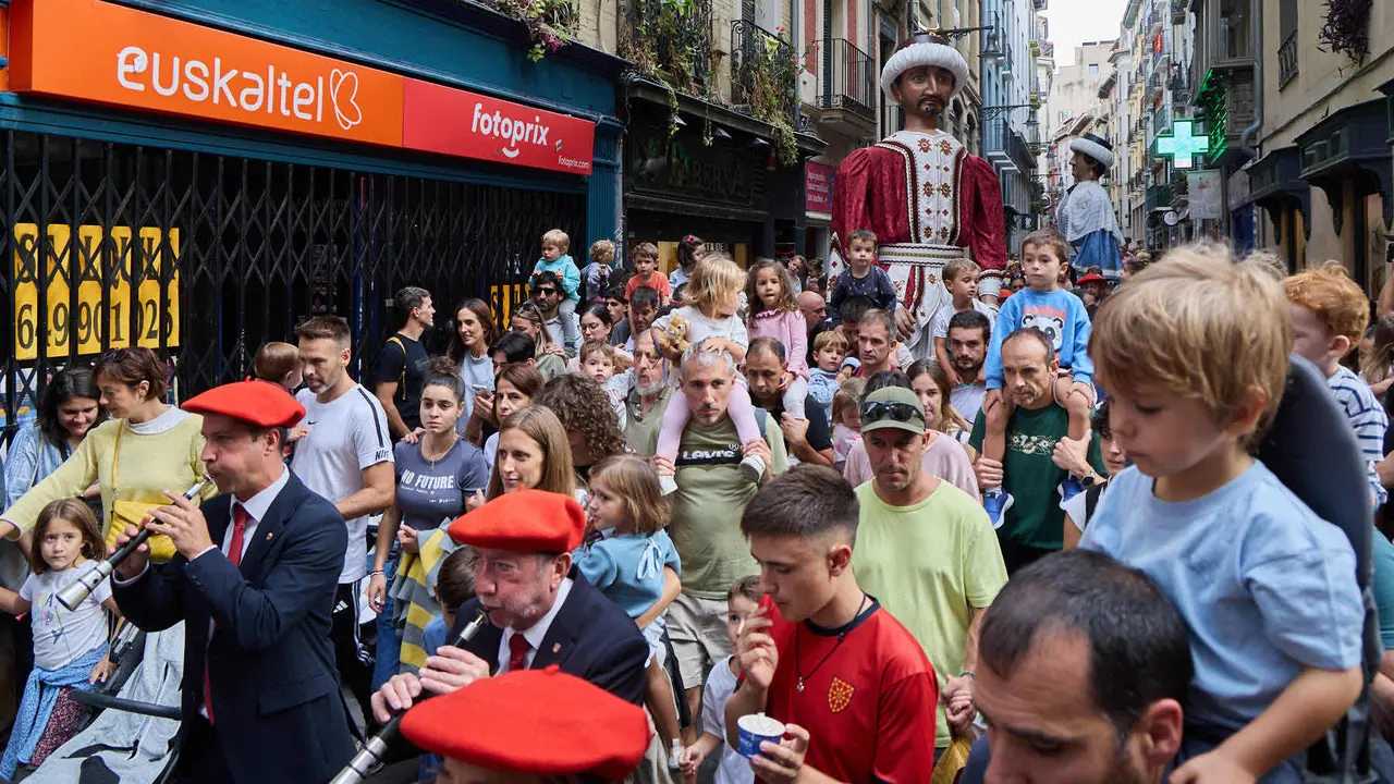 La Comparsa de Gigantes y Cabezudos acompaña a la Corporación municipal hacia la Catedral para celebrar el Privilegio de la Unión de Pamplona. IÑIGO ALZUGARAY