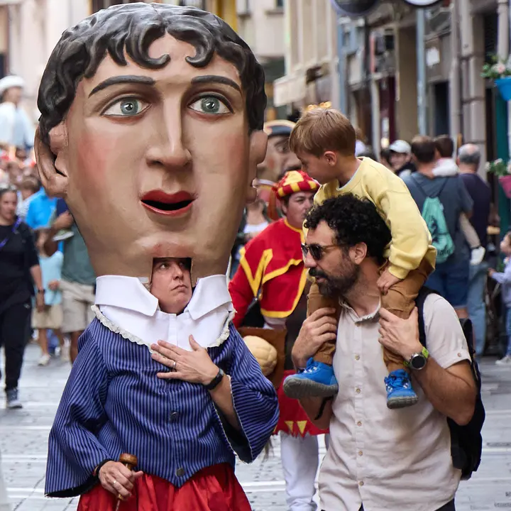 La Comparsa de Gigantes y Cabezudos acompaña a la Corporación municipal hacia la Catedral para celebrar el Privilegio de la Unión de Pamplona. IÑIGO ALZUGARAY