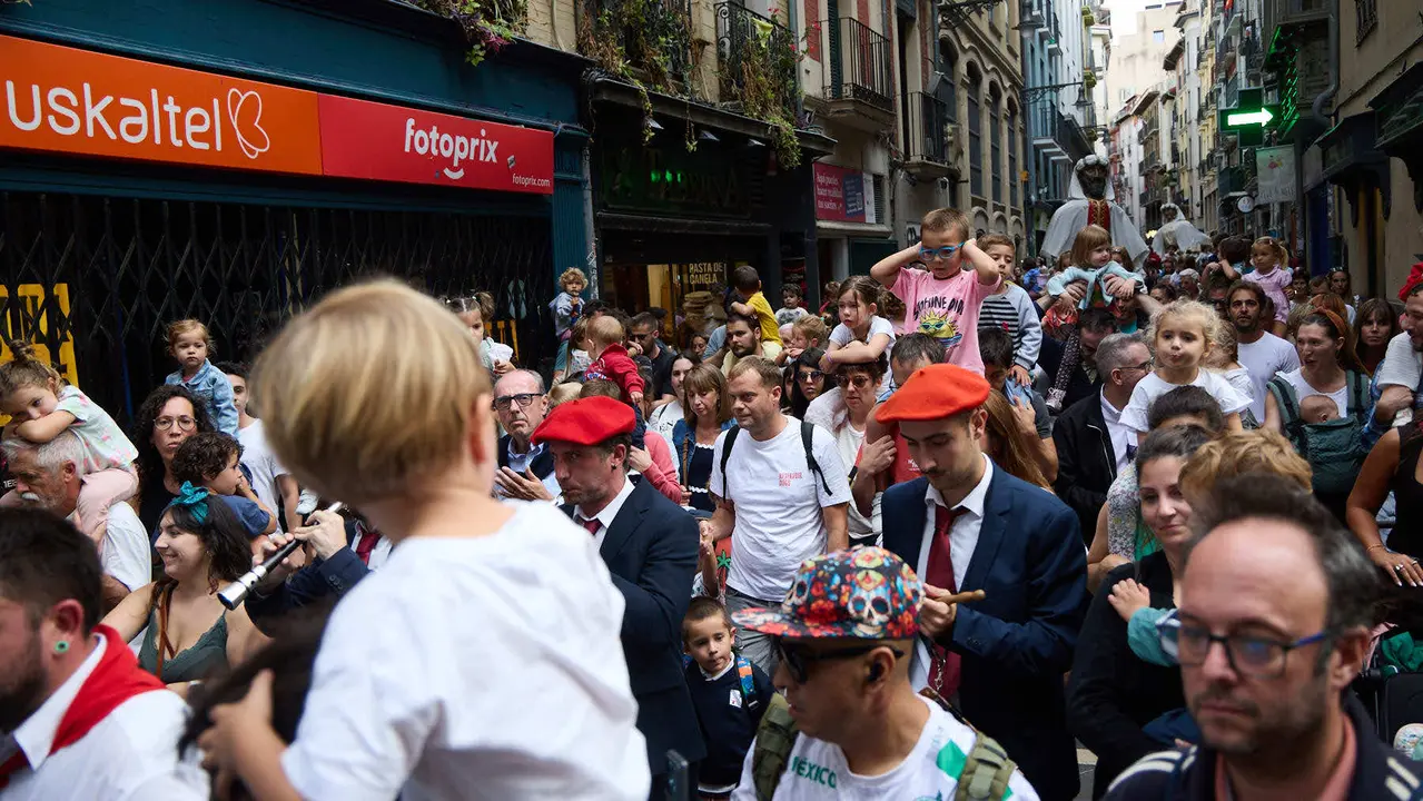 La Comparsa de Gigantes y Cabezudos acompaña a la Corporación municipal hacia la Catedral para celebrar el Privilegio de la Unión de Pamplona. IÑIGO ALZUGARAY