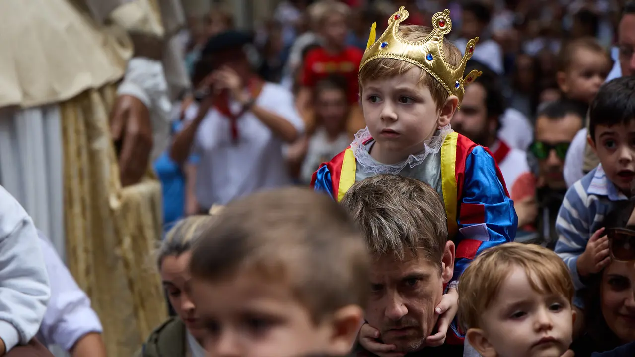 La Comparsa de Gigantes y Cabezudos acompaña a la Corporación municipal hacia la Catedral para celebrar el Privilegio de la Unión de Pamplona. IÑIGO ALZUGARAY