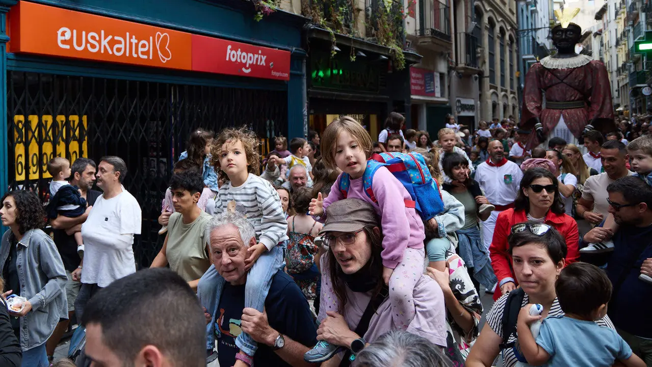 La Comparsa de Gigantes y Cabezudos acompaña a la Corporación municipal hacia la Catedral para celebrar el Privilegio de la Unión de Pamplona. IÑIGO ALZUGARAY