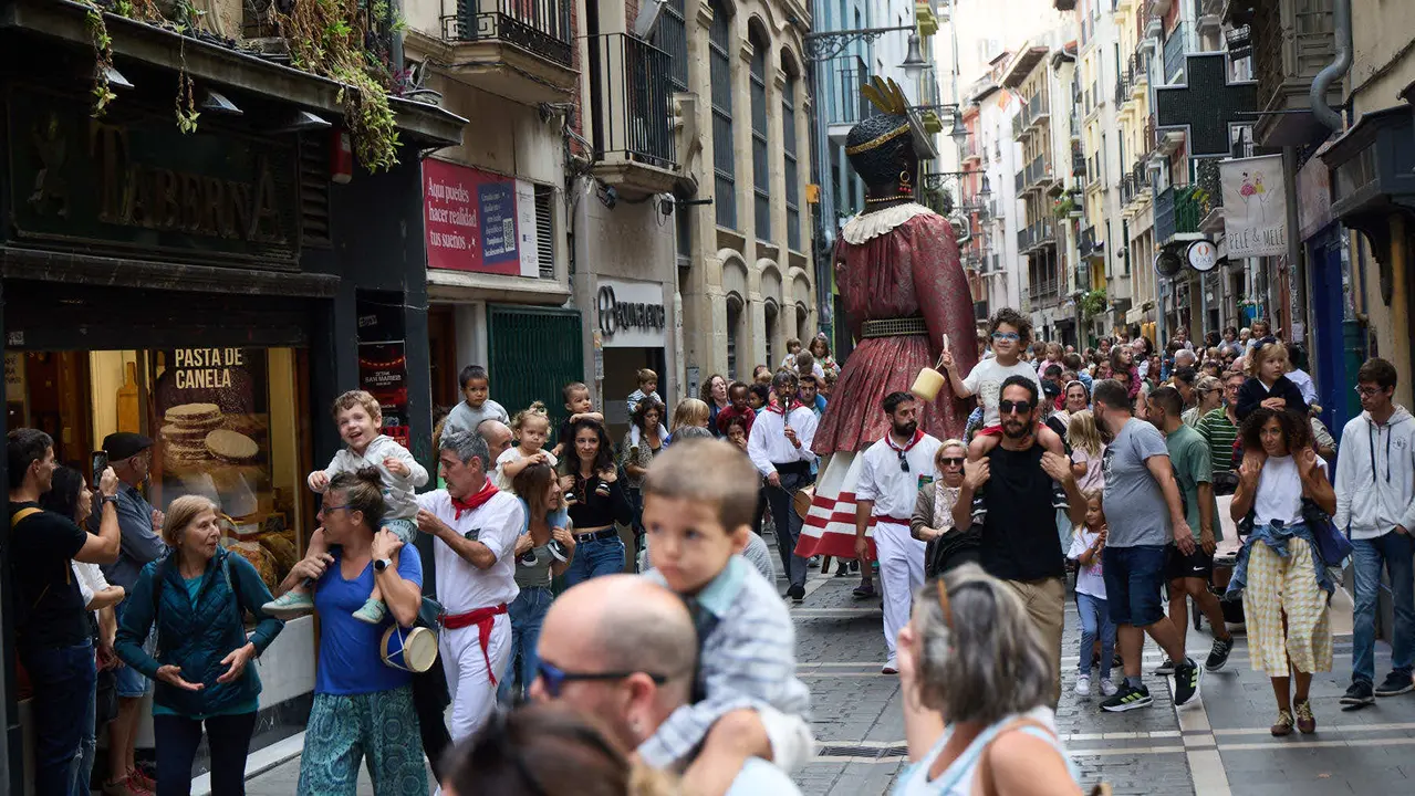 La Comparsa de Gigantes y Cabezudos acompaña a la Corporación municipal hacia la Catedral para celebrar el Privilegio de la Unión de Pamplona. IÑIGO ALZUGARAY