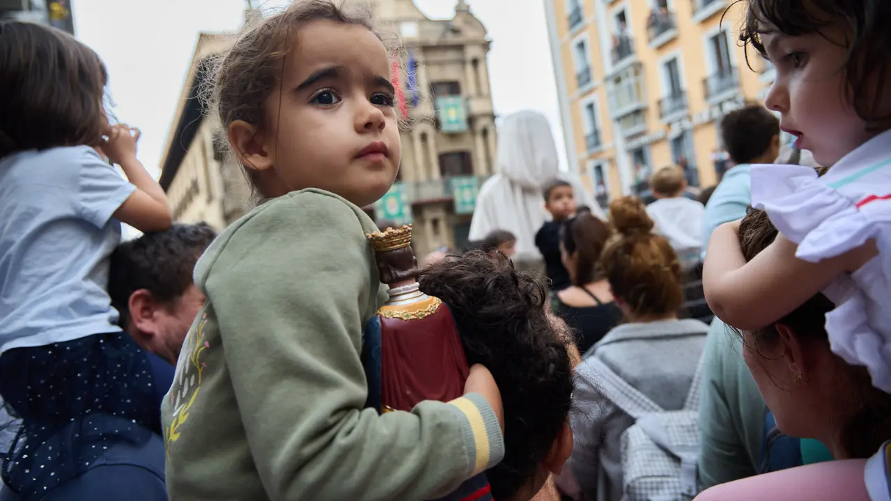 La Comparsa de Gigantes y Cabezudos acompaña a la Corporación municipal hacia la Catedral para celebrar el Privilegio de la Unión de Pamplona. IÑIGO ALZUGARAY