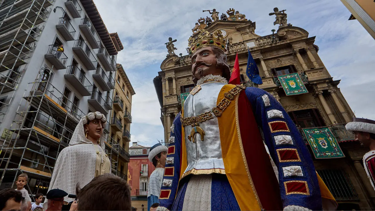 La Comparsa de Gigantes y Cabezudos acompaña a la Corporación municipal hacia la Catedral para celebrar el Privilegio de la Unión de Pamplona. IÑIGO ALZUGARAY