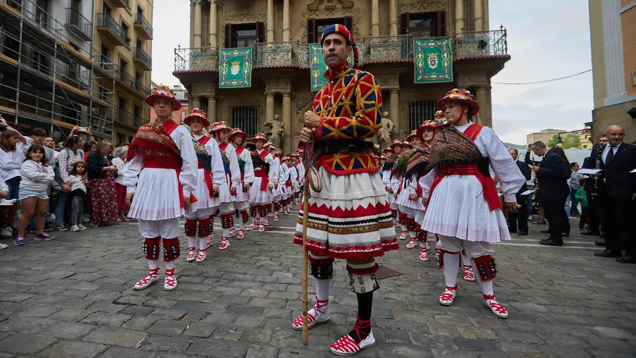 La Comparsa de Gigantes y Cabezudos acompaña a la Corporación municipal hacia la Catedral para celebrar el Privilegio de la Unión de Pamplona. IÑIGO ALZUGARAY