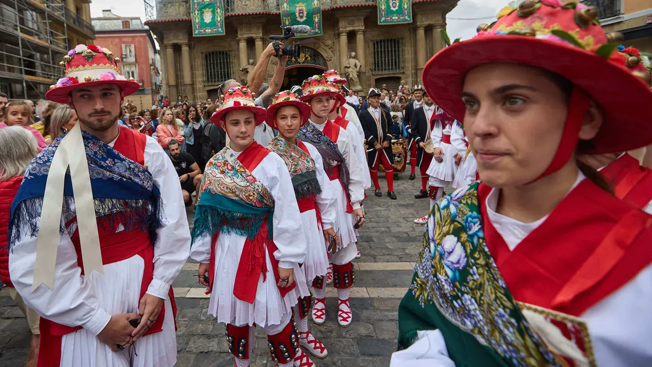 La Comparsa de Gigantes y Cabezudos acompaña a la Corporación municipal hacia la Catedral para celebrar el Privilegio de la Unión de Pamplona. IÑIGO ALZUGARAY