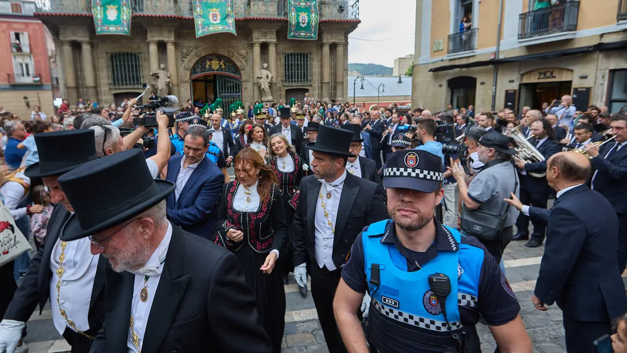 La Comparsa de Gigantes y Cabezudos acompaña a la Corporación municipal hacia la Catedral para celebrar el Privilegio de la Unión de Pamplona. IÑIGO ALZUGARAY
