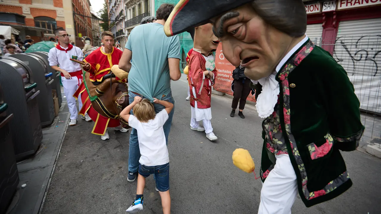 La Comparsa de Gigantes y Cabezudos acompaña a la Corporación municipal hacia la Catedral para celebrar el Privilegio de la Unión de Pamplona. IÑIGO ALZUGARAY