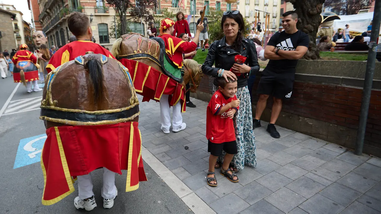 La Comparsa de Gigantes y Cabezudos acompaña a la Corporación municipal hacia la Catedral para celebrar el Privilegio de la Unión de Pamplona. IÑIGO ALZUGARAY