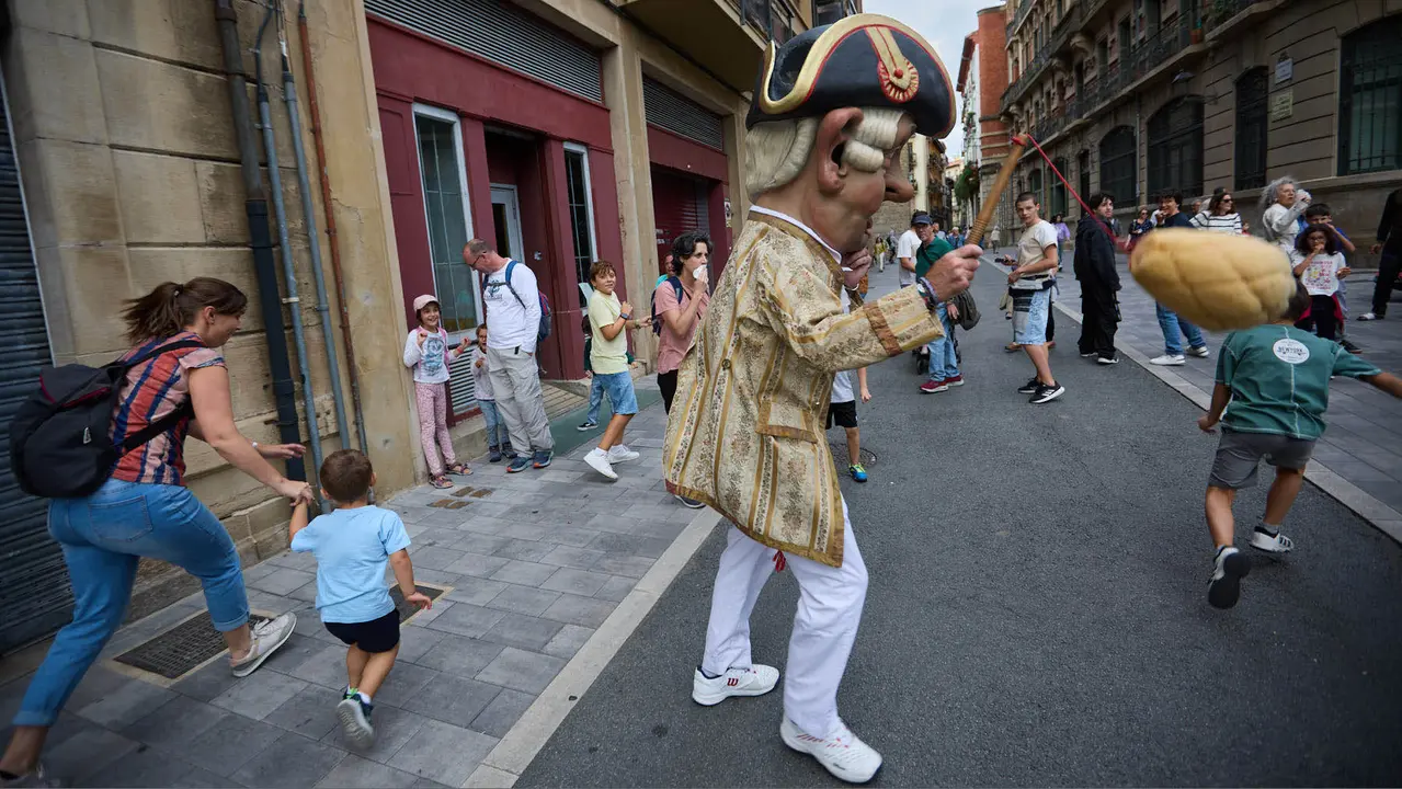 La Comparsa de Gigantes y Cabezudos acompaña a la Corporación municipal hacia la Catedral para celebrar el Privilegio de la Unión de Pamplona. IÑIGO ALZUGARAY