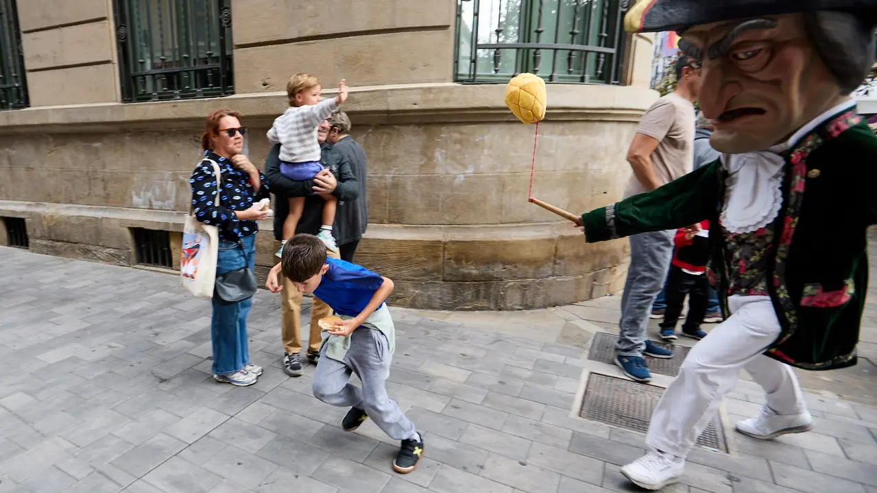 La Comparsa de Gigantes y Cabezudos acompaña a la Corporación municipal hacia la Catedral para celebrar el Privilegio de la Unión de Pamplona. IÑIGO ALZUGARAY