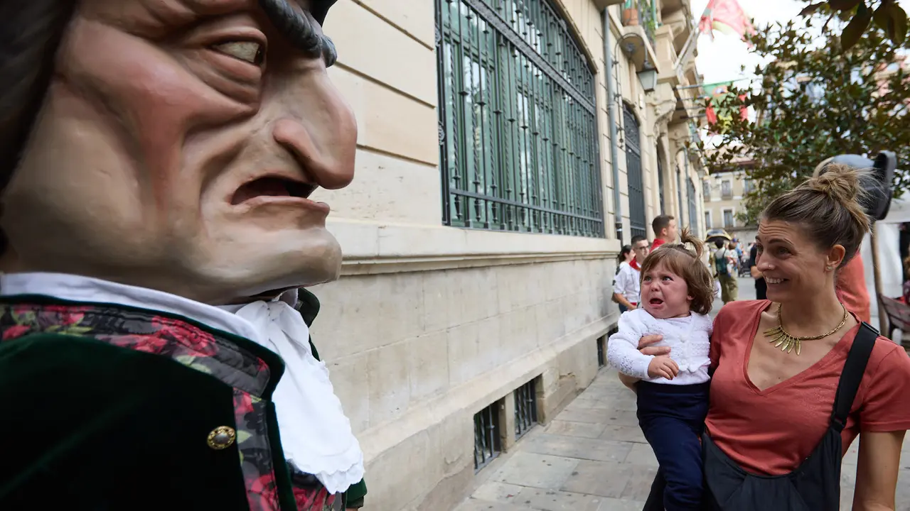 La Comparsa de Gigantes y Cabezudos acompaña a la Corporación municipal hacia la Catedral para celebrar el Privilegio de la Unión de Pamplona. IÑIGO ALZUGARAY