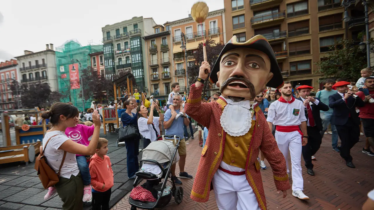La Comparsa de Gigantes y Cabezudos acompaña a la Corporación municipal hacia la Catedral para celebrar el Privilegio de la Unión de Pamplona. IÑIGO ALZUGARAY