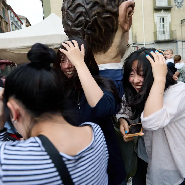 La Comparsa de Gigantes y Cabezudos acompaña a la Corporación municipal hacia la Catedral para celebrar el Privilegio de la Unión de Pamplona. IÑIGO ALZUGARAY