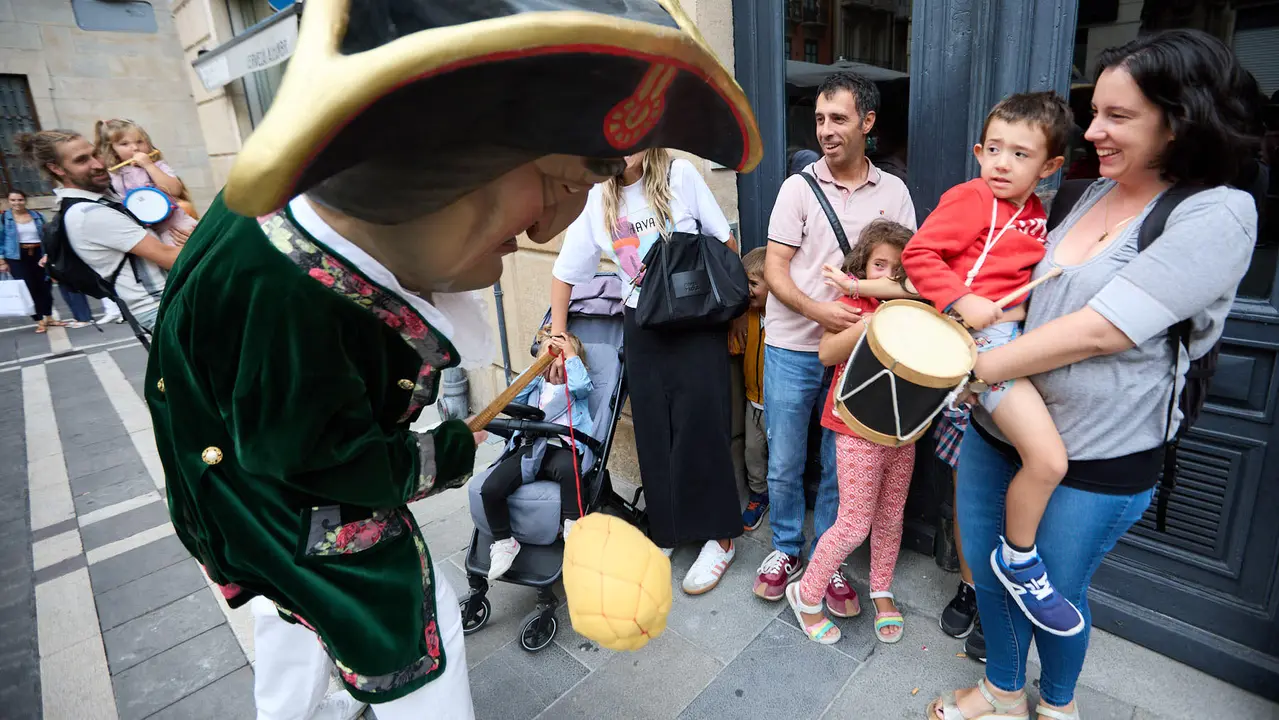 La Comparsa de Gigantes y Cabezudos acompaña a la Corporación municipal hacia la Catedral para celebrar el Privilegio de la Unión de Pamplona. IÑIGO ALZUGARAY