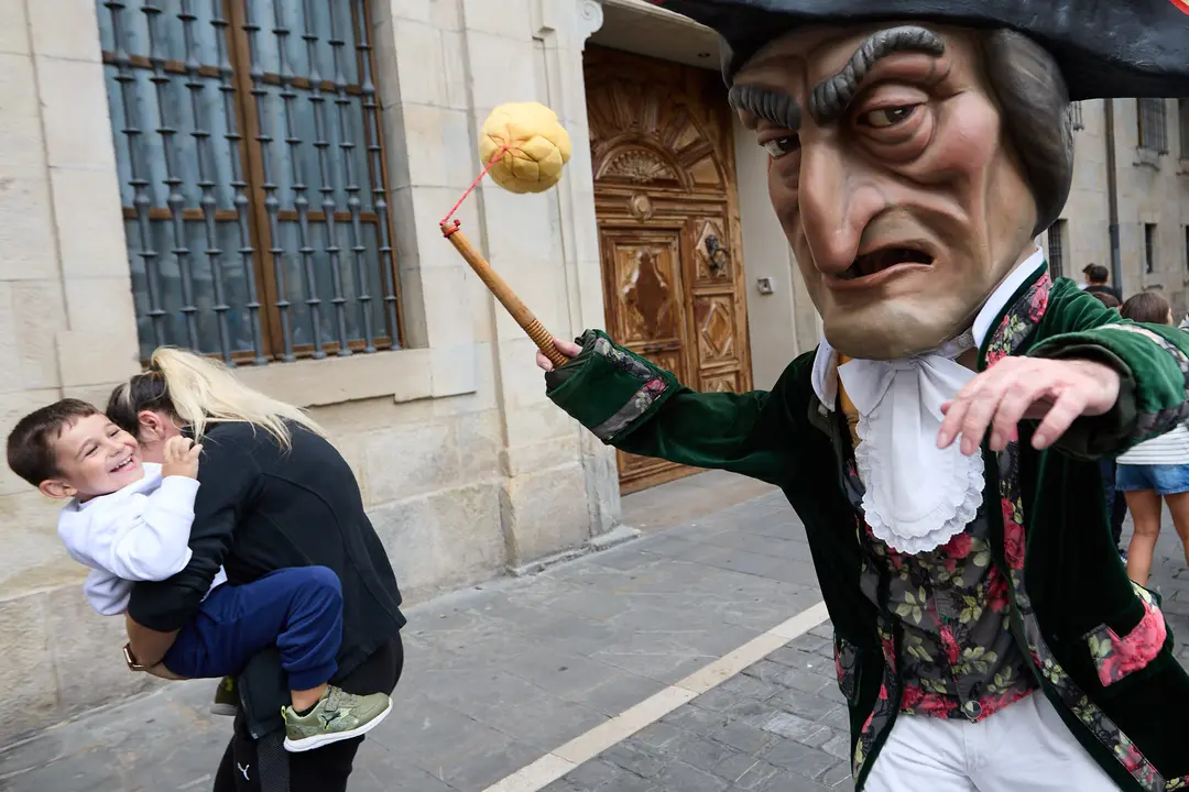 La Comparsa de Gigantes y Cabezudos acompaña a la Corporación municipal hacia la Catedral para celebrar el Privilegio de la Unión de Pamplona. IÑIGO ALZUGARAY