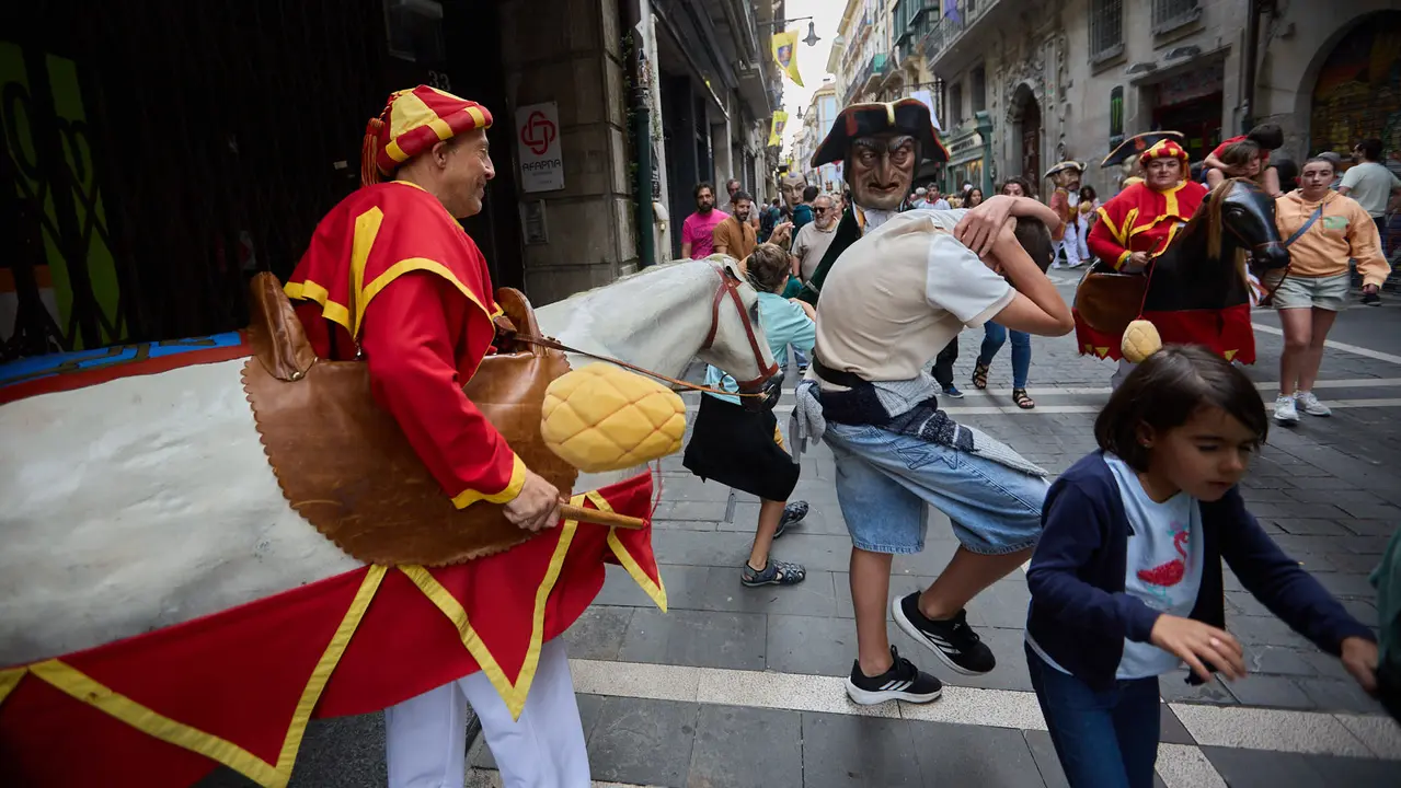 La Comparsa de Gigantes y Cabezudos acompaña a la Corporación municipal hacia la Catedral para celebrar el Privilegio de la Unión de Pamplona. IÑIGO ALZUGARAY