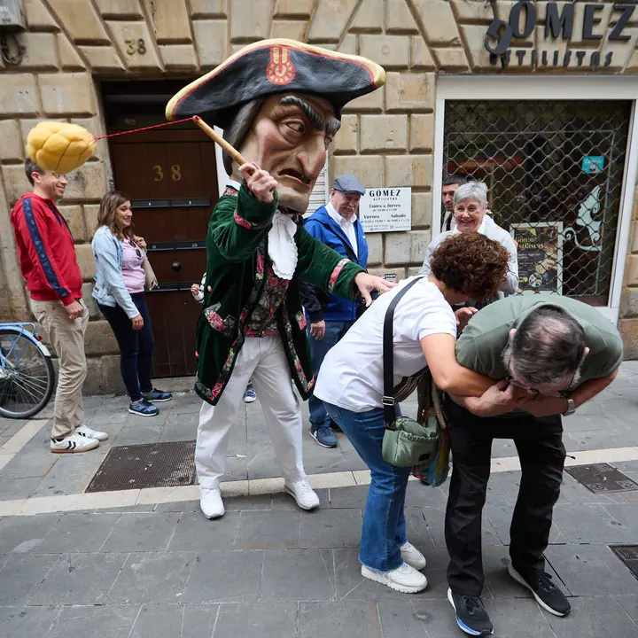 La Comparsa de Gigantes y Cabezudos acompaña a la Corporación municipal hacia la Catedral para celebrar el Privilegio de la Unión de Pamplona. IÑIGO ALZUGARAY