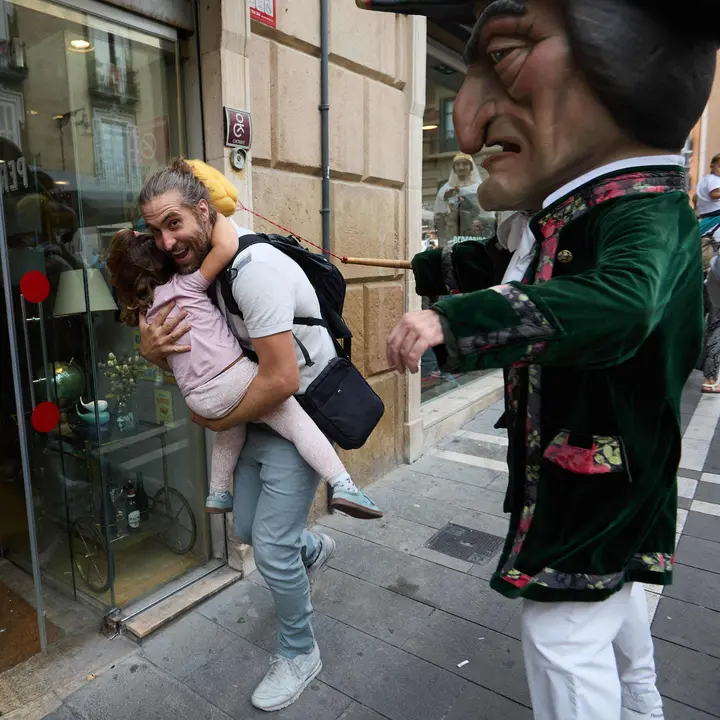 La Comparsa de Gigantes y Cabezudos acompaña a la Corporación municipal hacia la Catedral para celebrar el Privilegio de la Unión de Pamplona. IÑIGO ALZUGARAY