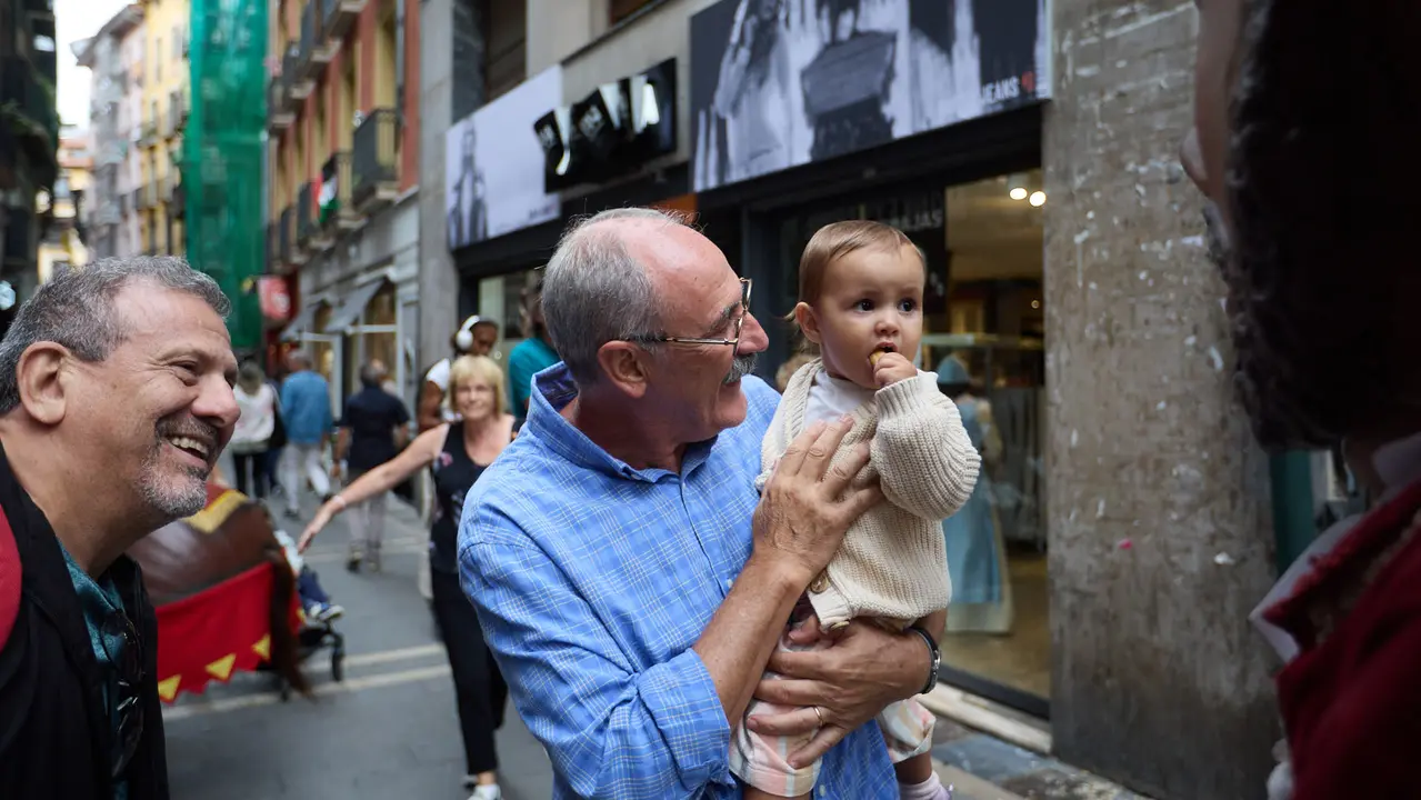La Comparsa de Gigantes y Cabezudos acompaña a la Corporación municipal hacia la Catedral para celebrar el Privilegio de la Unión de Pamplona. IÑIGO ALZUGARAY