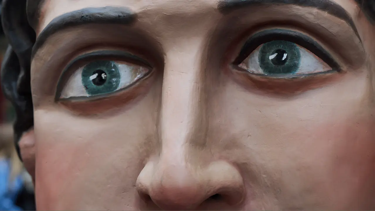 La Comparsa de Gigantes y Cabezudos acompaña a la Corporación municipal hacia la Catedral para celebrar el Privilegio de la Unión de Pamplona. IÑIGO ALZUGARAY