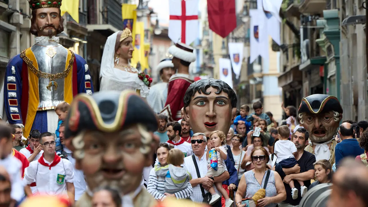 La Comparsa de Gigantes y Cabezudos acompaña a la Corporación municipal hacia la Catedral para celebrar el Privilegio de la Unión de Pamplona. IÑIGO ALZUGARAY