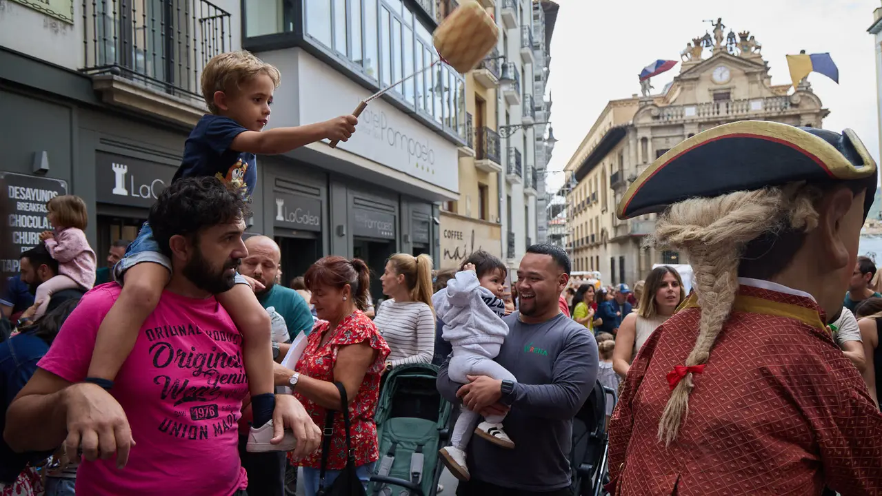 La Comparsa de Gigantes y Cabezudos acompaña a la Corporación municipal hacia la Catedral para celebrar el Privilegio de la Unión de Pamplona. IÑIGO ALZUGARAY