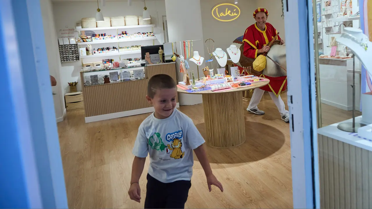 La Comparsa de Gigantes y Cabezudos acompaña a la Corporación municipal hacia la Catedral para celebrar el Privilegio de la Unión de Pamplona. IÑIGO ALZUGARAY